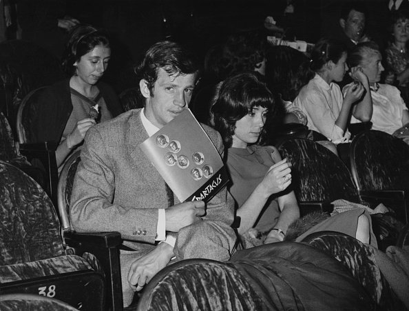 Jean-Paul Belmondo et son épouse Élodie lors de la première du film'Spartacus' au Théâtre Gaumont à Paris, le 15 septembre 1961 | Photo : Getty Images