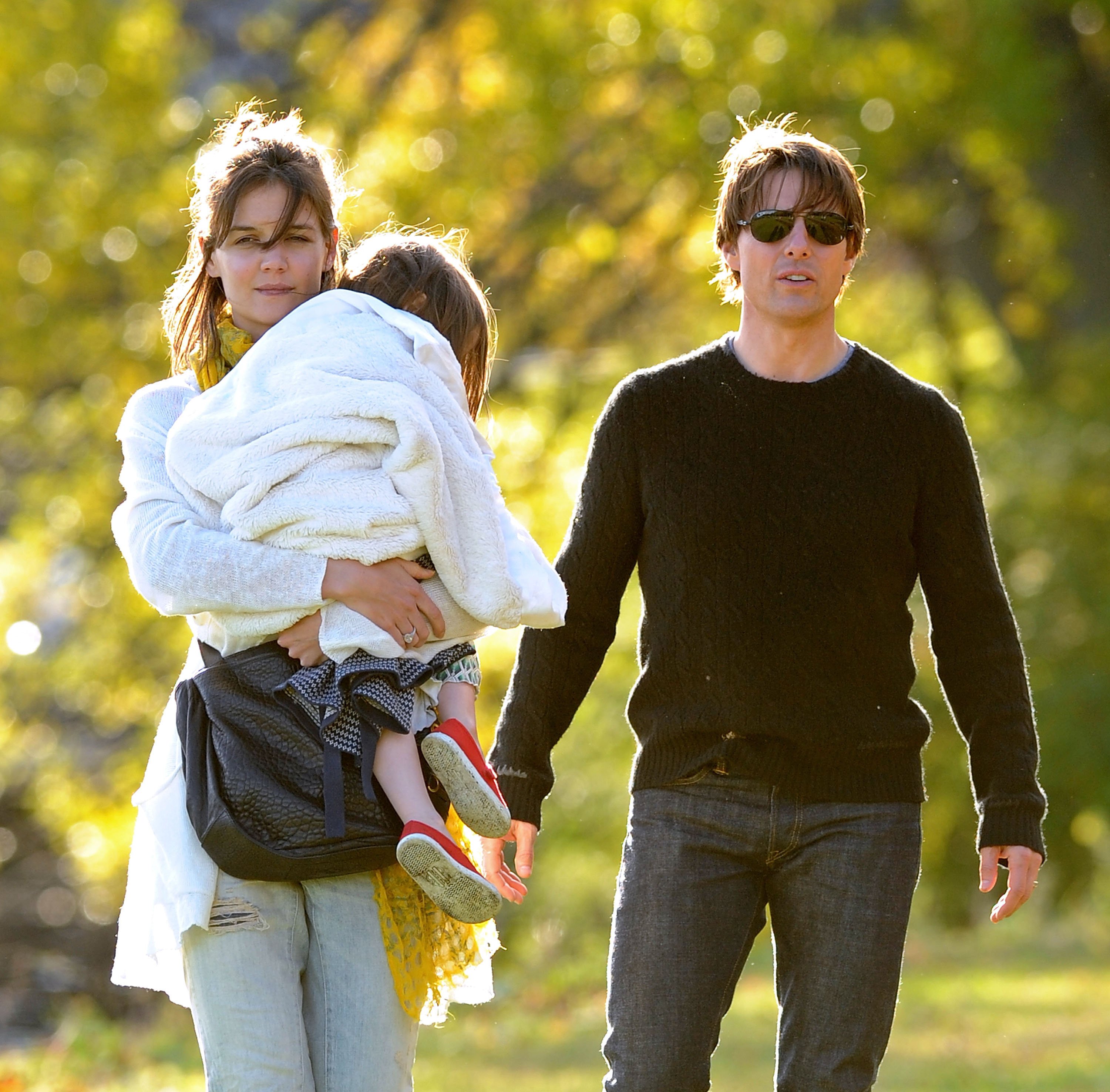 Katie Holmes, Tom Cruise, and their daughter Suri at Charles River Basin in Cambridge, Massachusetts in 2009. | Source: Getty Images