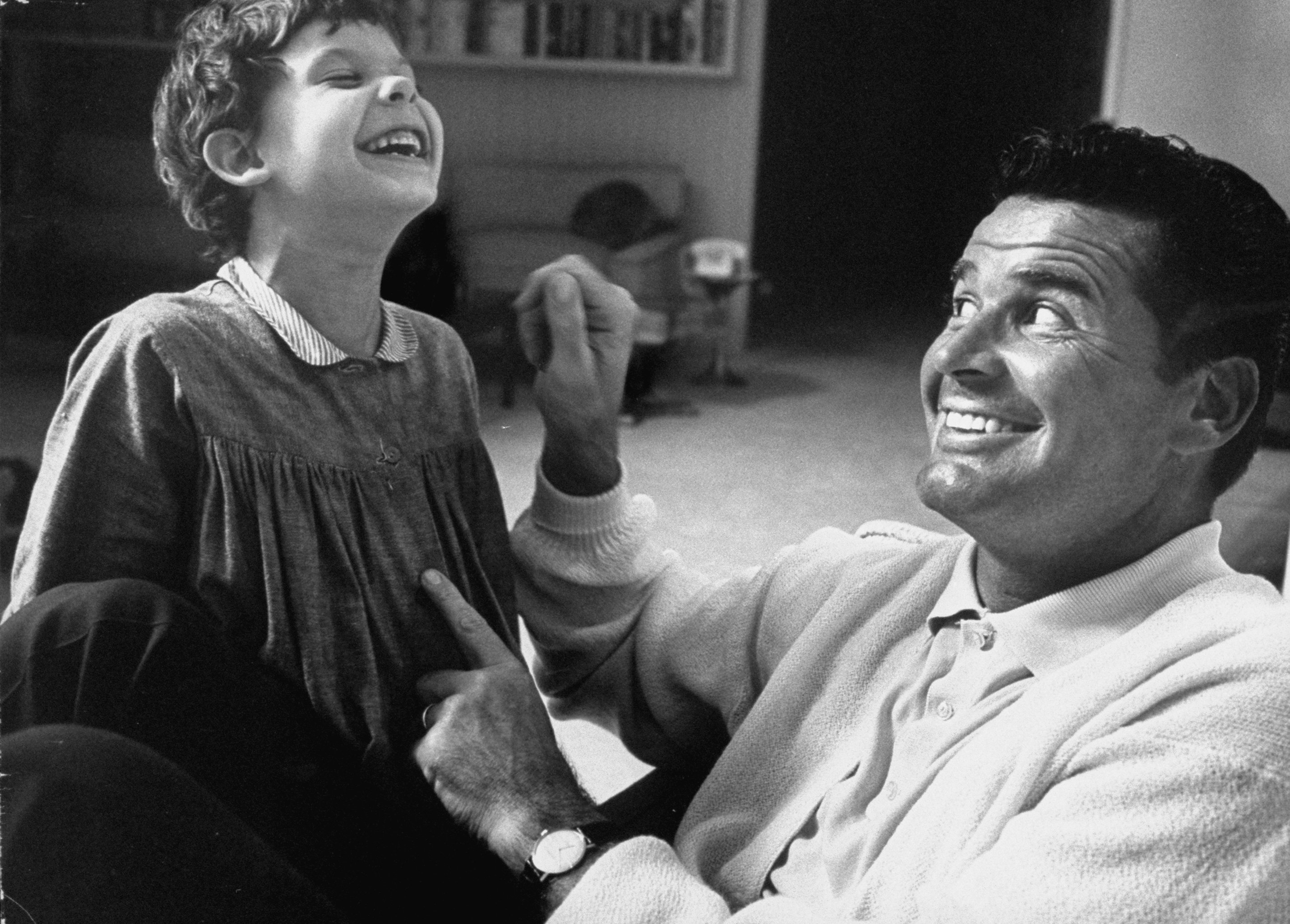James Garner relaxing with his daughter at home. | Source: Getty Images