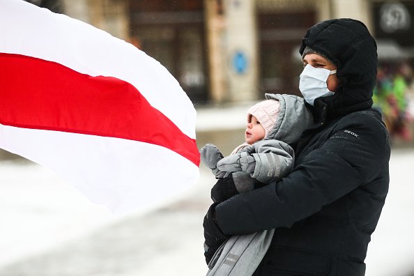 Une femme qui porte son bébé. | Photo : Getty Images