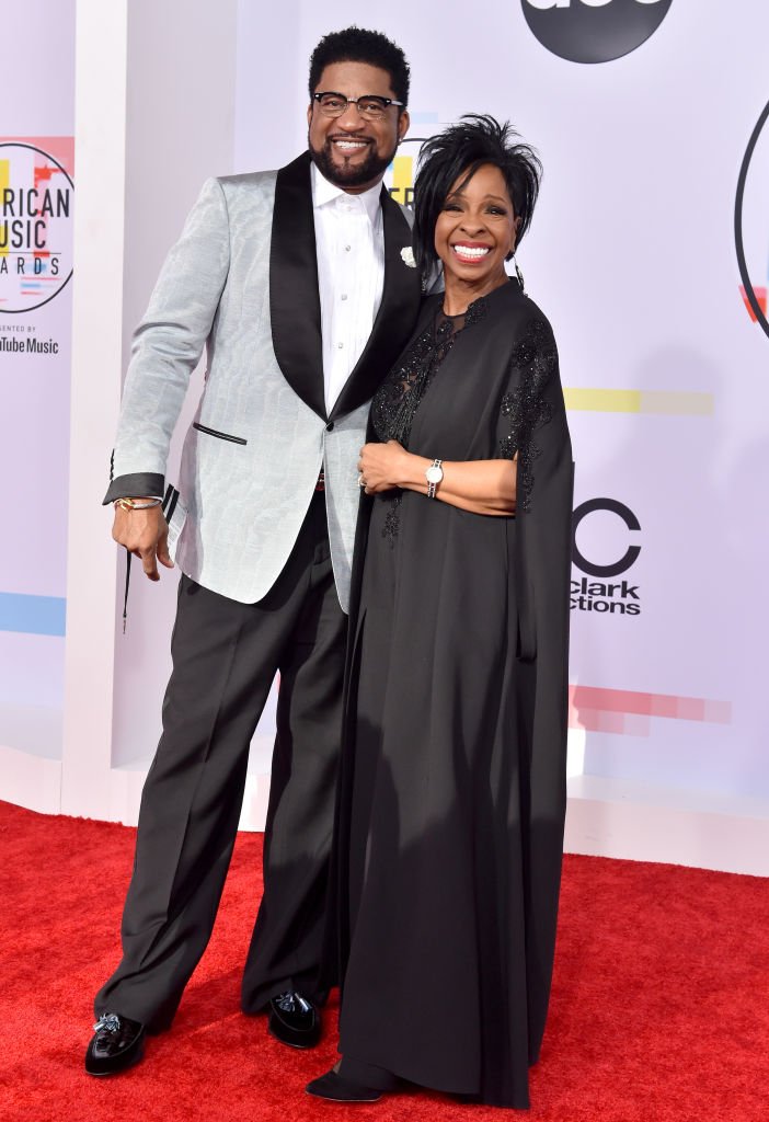 Soul singer Gladys Knight and William McDowell attend the 2018 American Music Awards in Los Angeles, California. | Photo: Getty Images