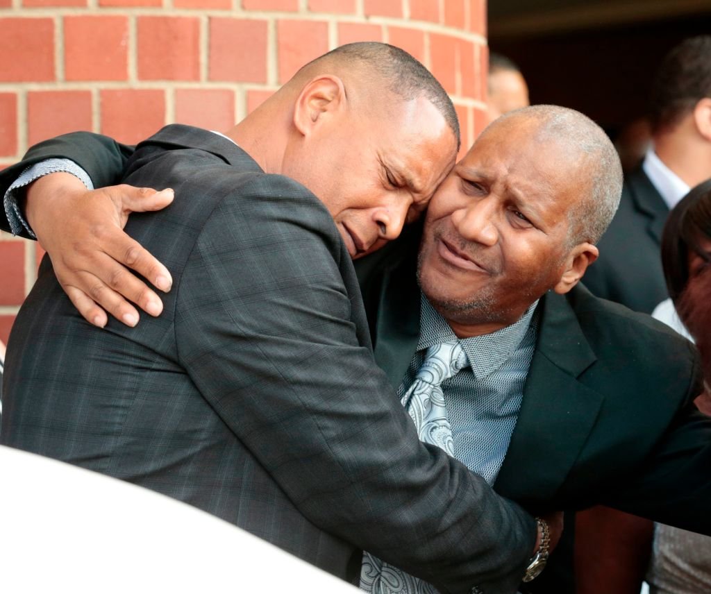 Clarence Franklin (R), Aretha Franklin's son, hugs an attendee after his mother's funeral at the Greater Grace Temple in on August 31, 2018 in Detroit | Source: Getty Images