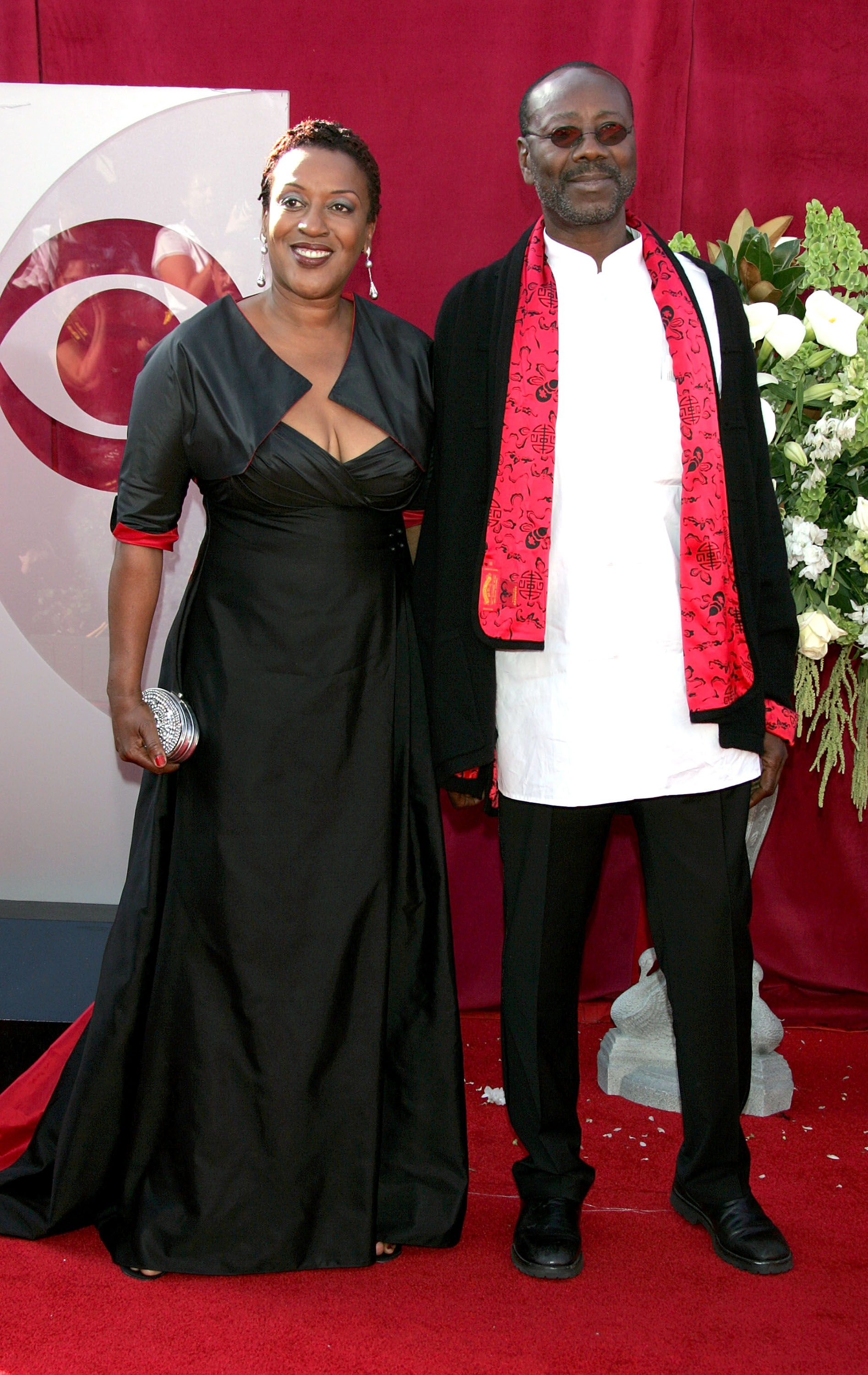 CCH Pounder and her husband Boubacar Kone arrive at the 57th Annual Emmy Awards held at the Shrine Auditorium on September 18, 2005, in Los Angeles, California. | Source: Getty Images
