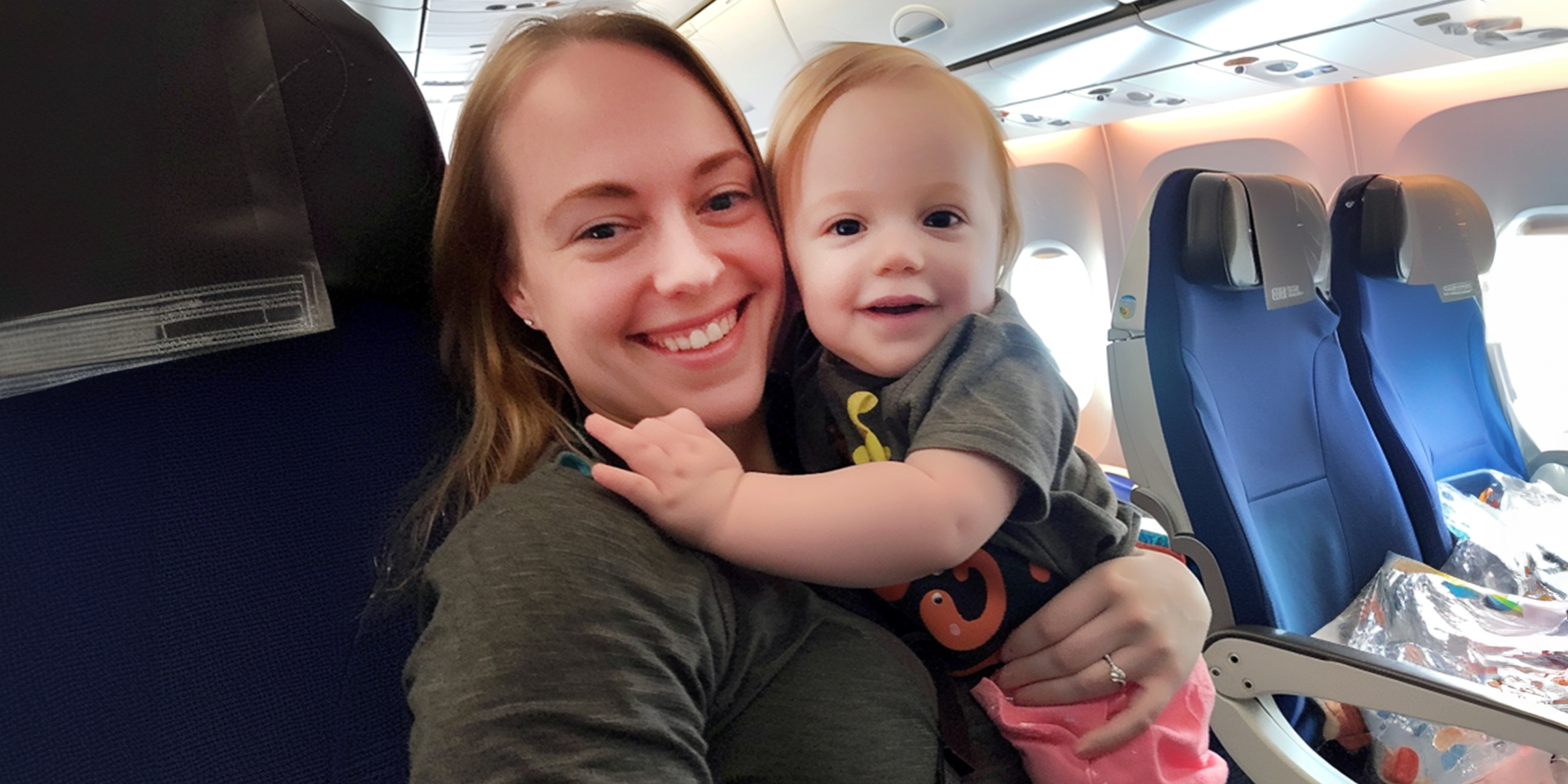 A mom and toddler in an airplane | Source: AmoMama