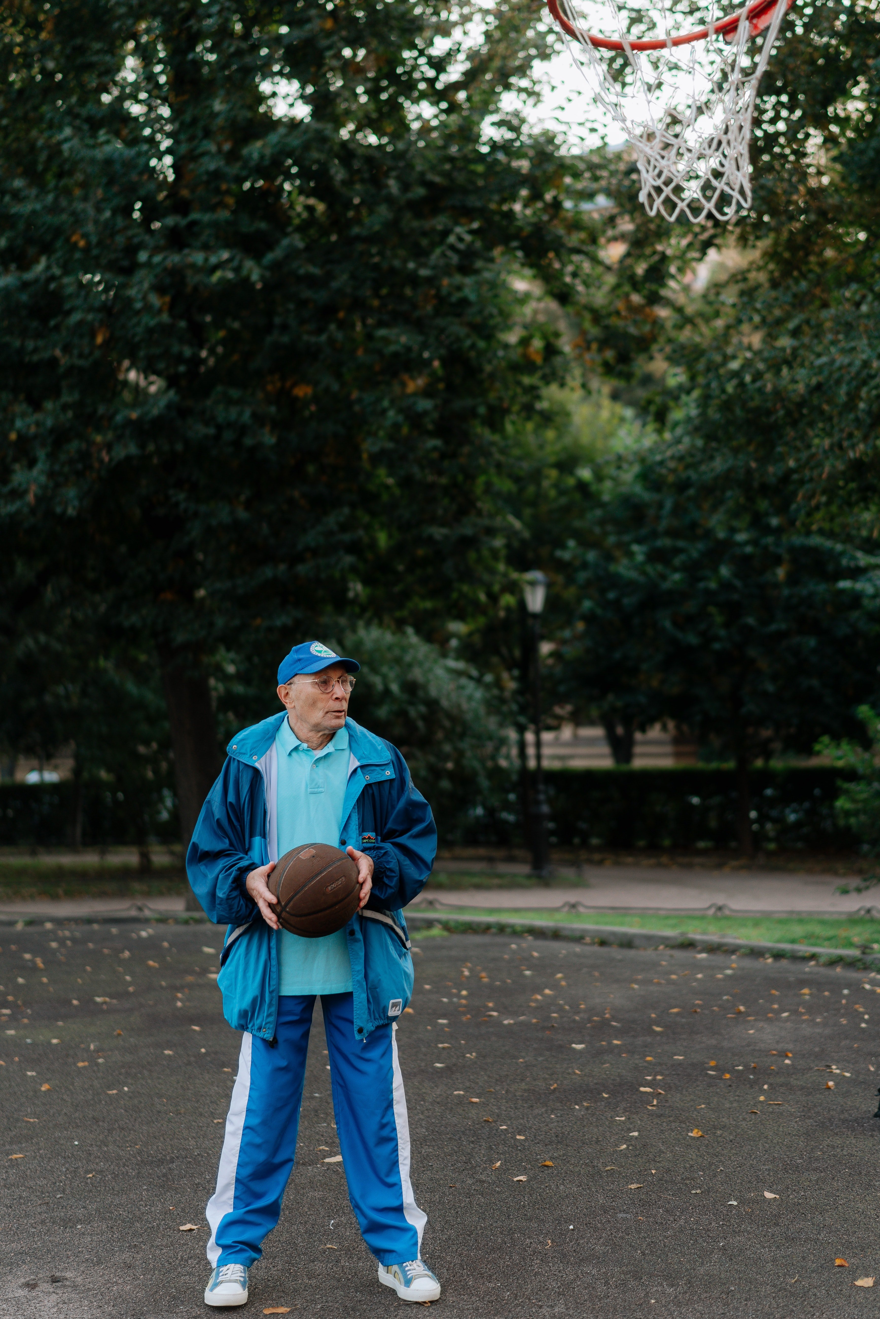 An old man holding a ball | Photo: Pexels