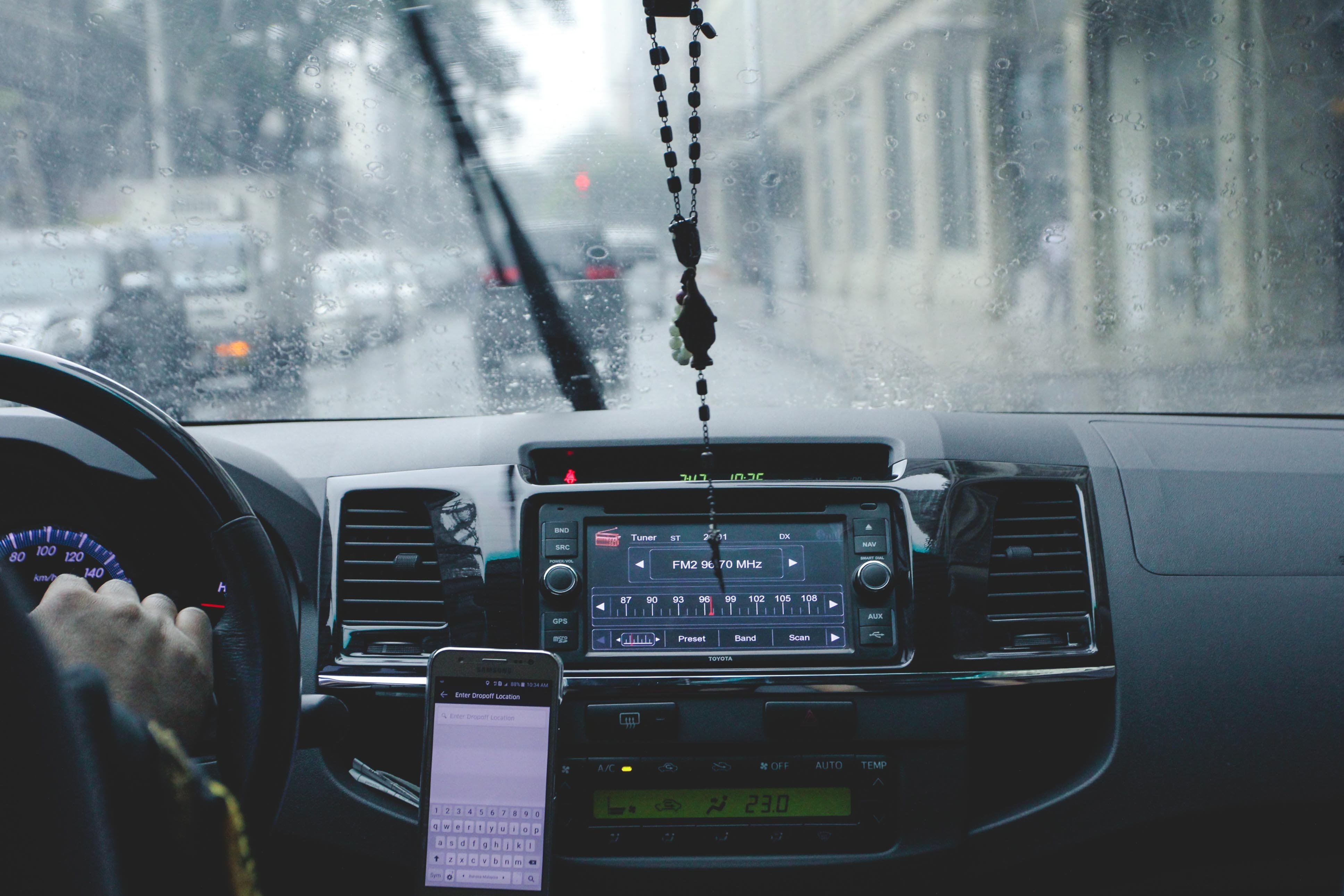 Auto bajo la lluvia. | Foto: Pexels