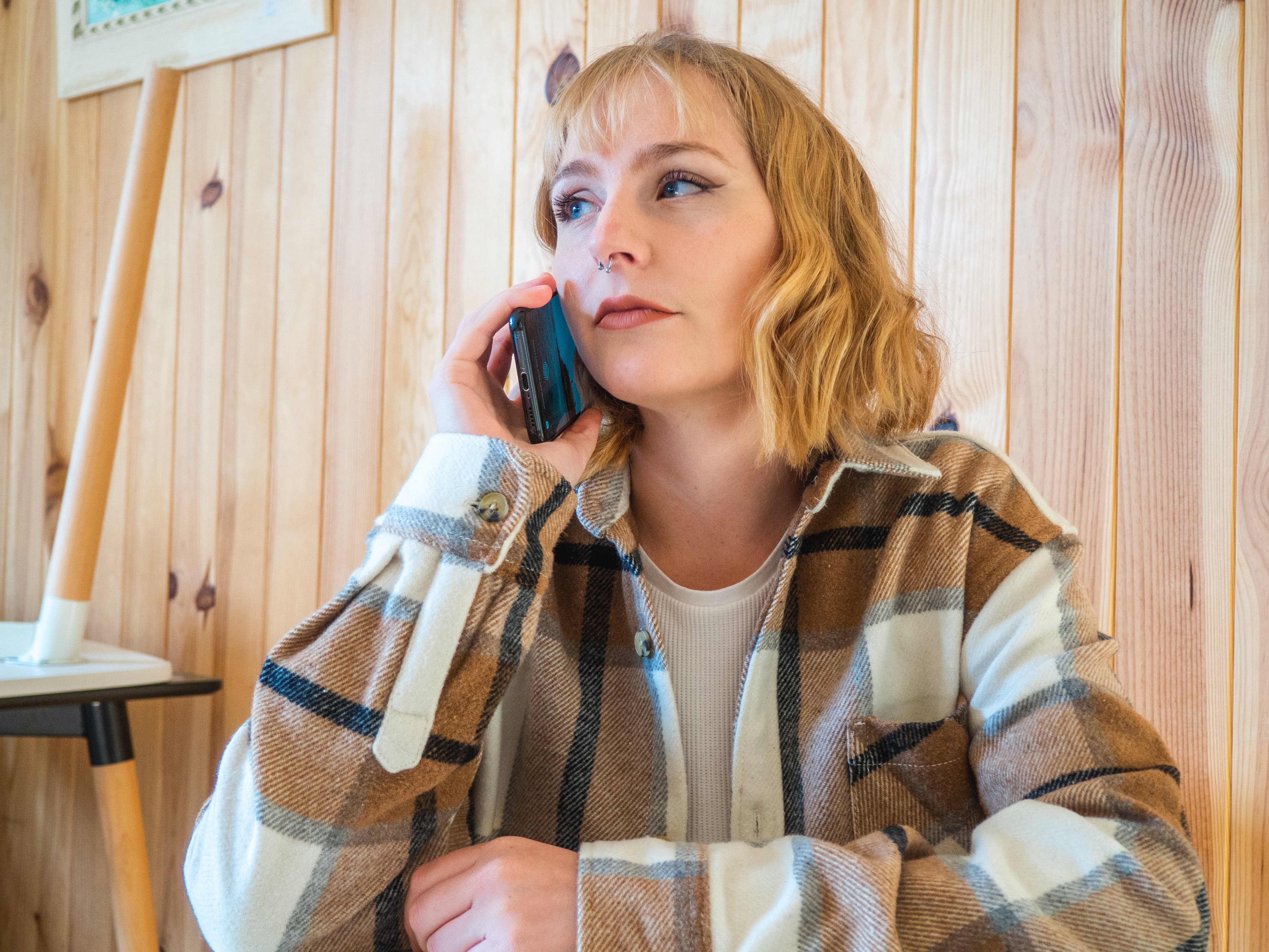 Mujer al teléfono. | Foto: Shutterstock