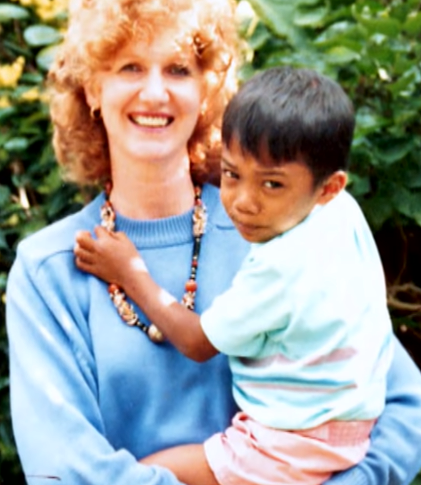 Joel De Carteret con su madre adoptiva Julie De Carteret cuando era un niño. | Foto: youtube.com/60 Minutes Australia