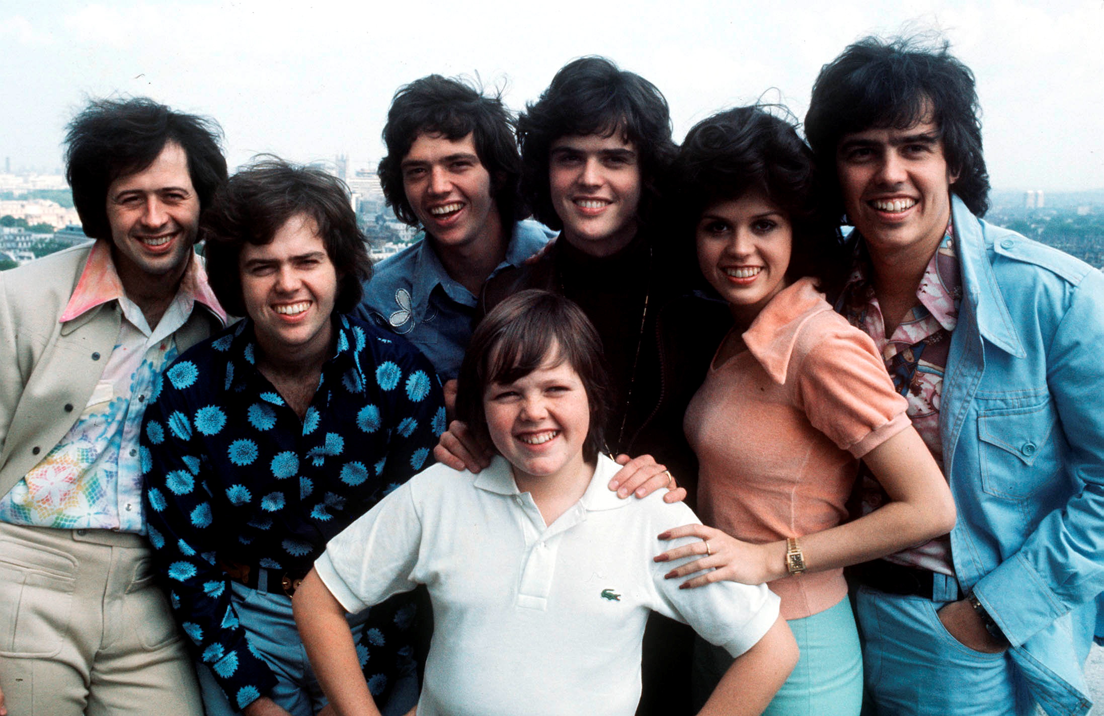 The Osmonds pose for a group portrait in London on May 28, 1975 | Source: Getty Images