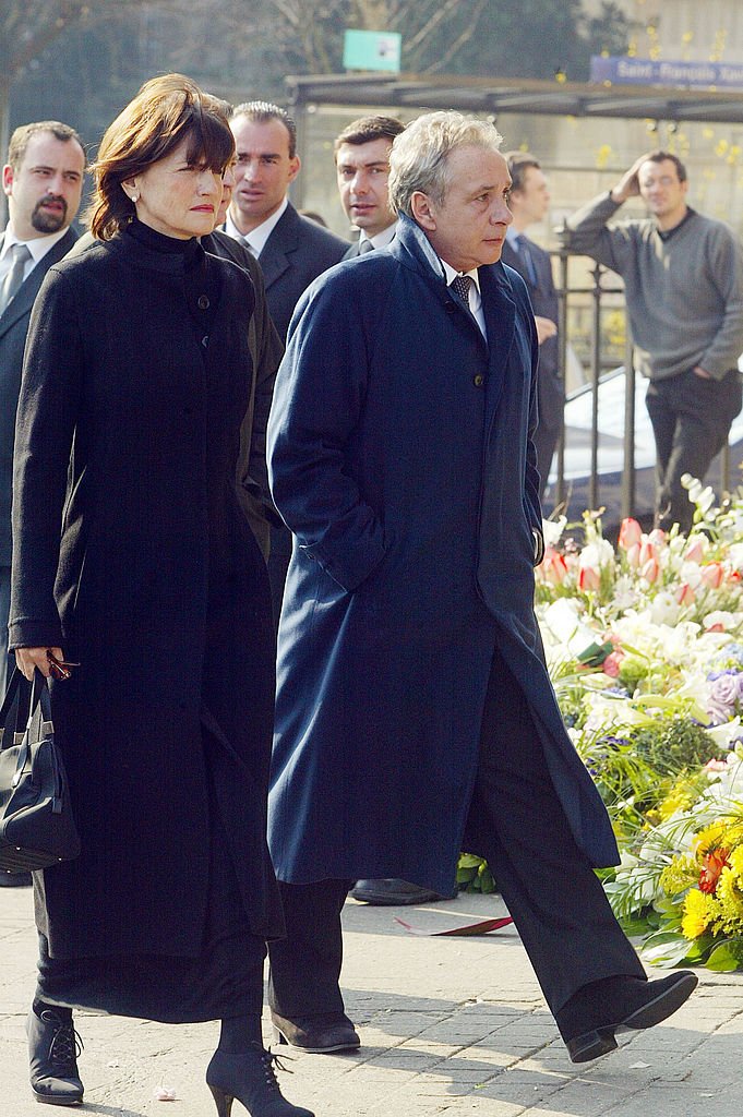 Michel Sardou et Anne-Marie Périer le 20 mars 2003 à Paris. l Source : Getty Images