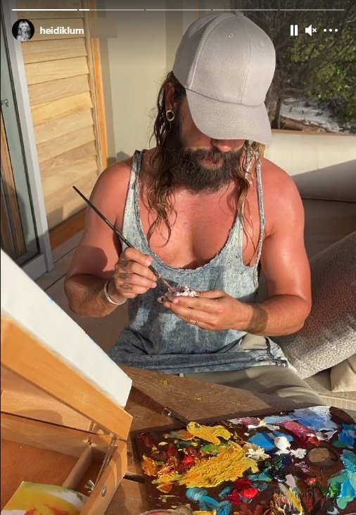 Heidi Klum zeigt Tom in ihrer Instagram-Story während er sich mit dem bemalen ihres Porträts beschäftigt. I Quelle: instagram.com/heidiklum