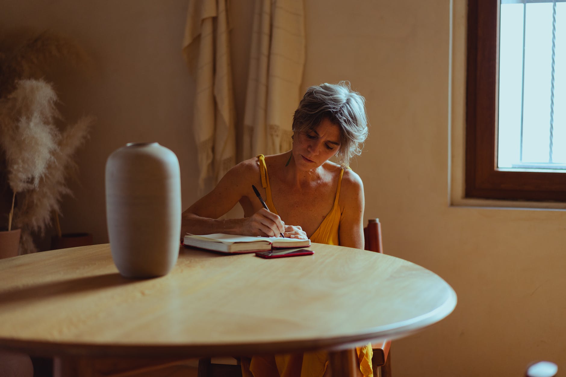 The grandmother writing her will | Photo: Pexels