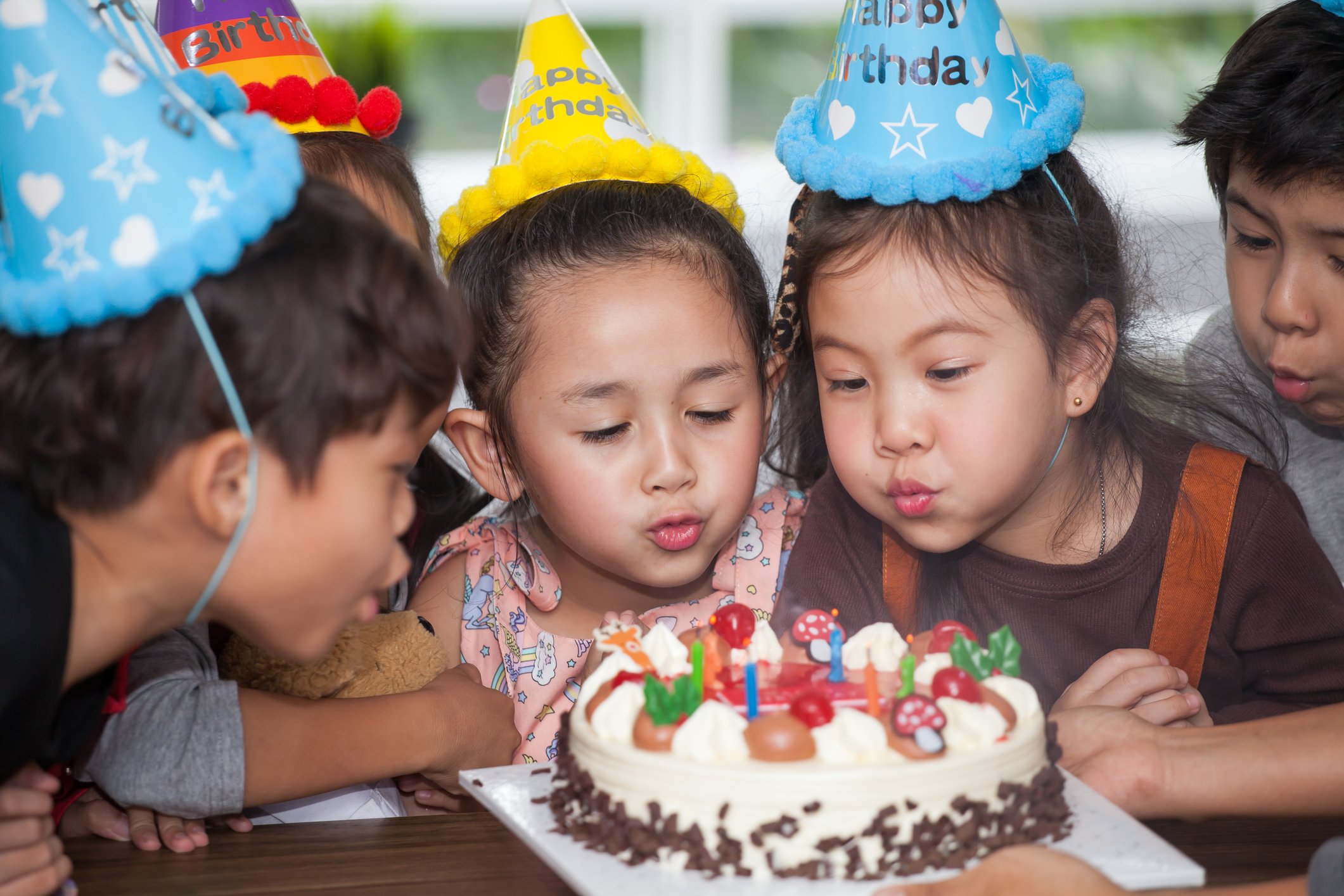 Niños soplando velas de cumpleaños. | Foto: Getty Images