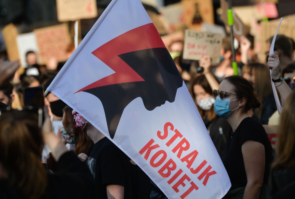 Manifestantes por los derechos de las mujeres en Cracovia, Polonia, el 28 de octubre de 2020. | Foto: Getty Images Manifestantes por los derechos de las mujeres en Cracovia, Polonia, el 28 de octubre de 2020. | Foto: Getty Images