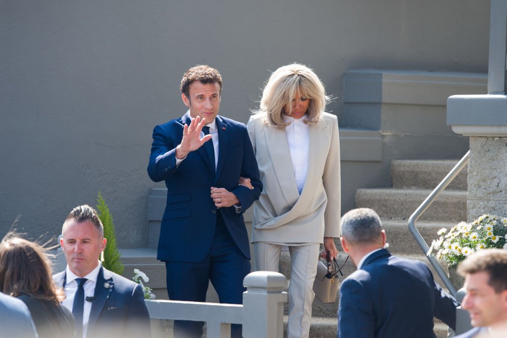 Emmanuel Macron, président de la France, à gauche, et son épouse Brigitte Macron, quittent leur domicile avant le vote lors du second tour de l'élection présidentielle française, au Touquet, en France, le dimanche 24 avril 2022. | Photo : Getty Images