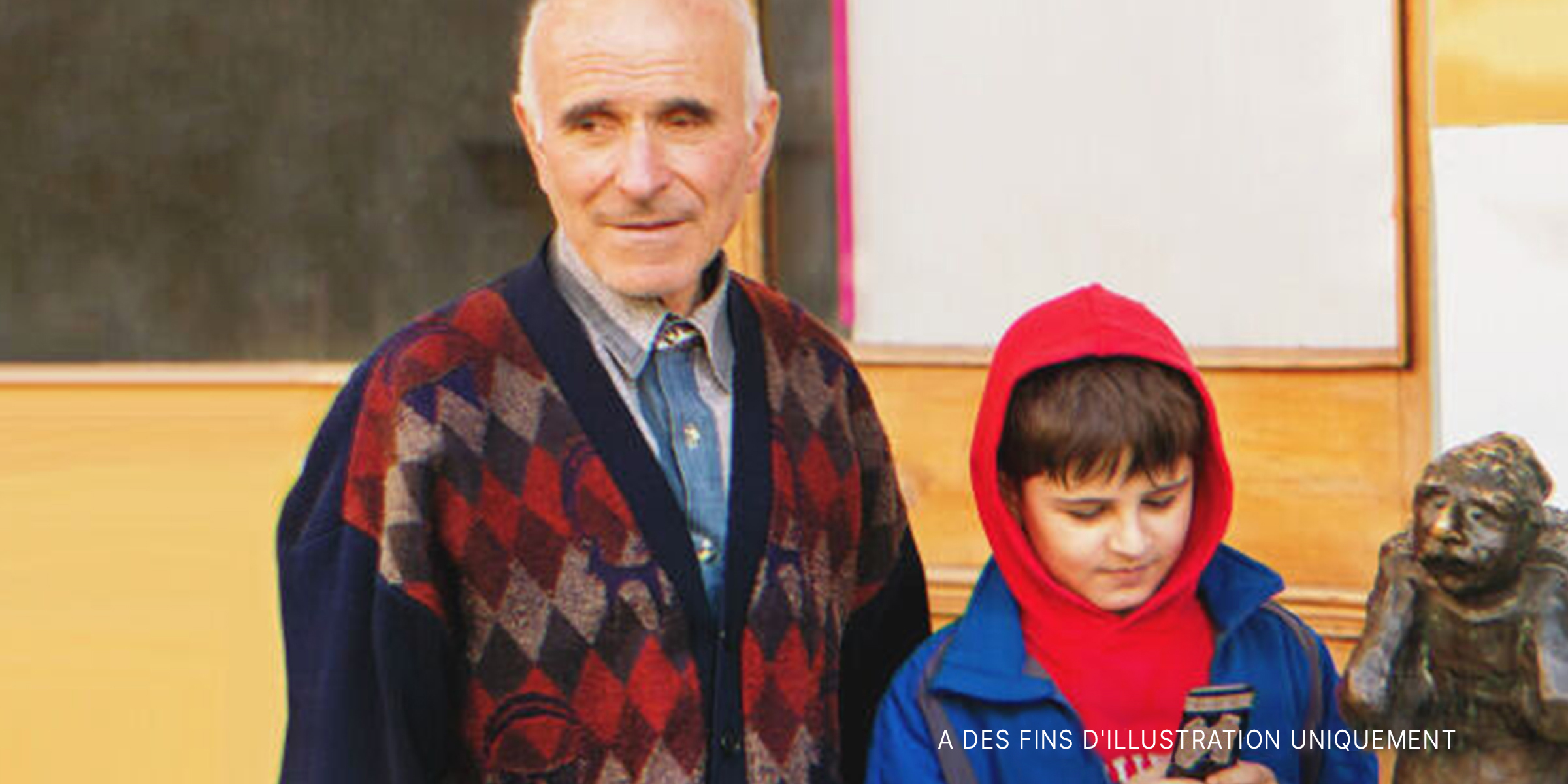 Un homme âgé avec un garçon en classe. | Source : Shutterstock