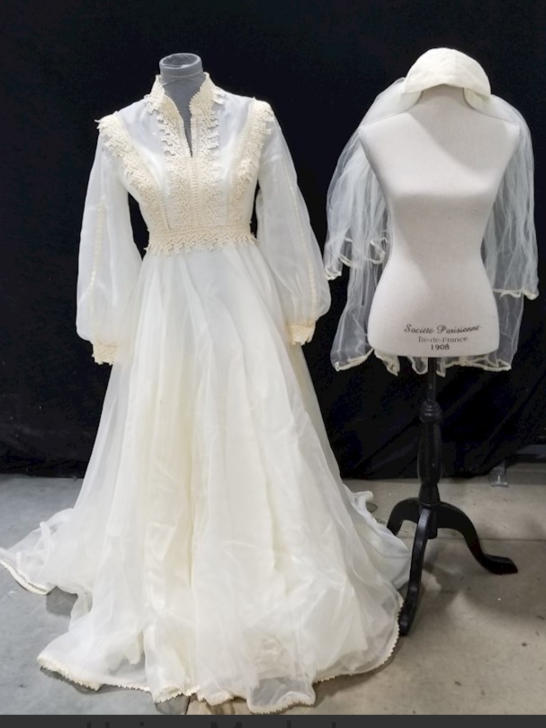 A Reddit user's wedding dress uploaded on the platform on May 5, 2021 | Source: Reddit/ThriftStoreHauls