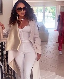 Photo of Chris Brown's mom, Joyce Hawkins, in an all-white ensemble. | Photo: Instagram/@mombreezyofficial