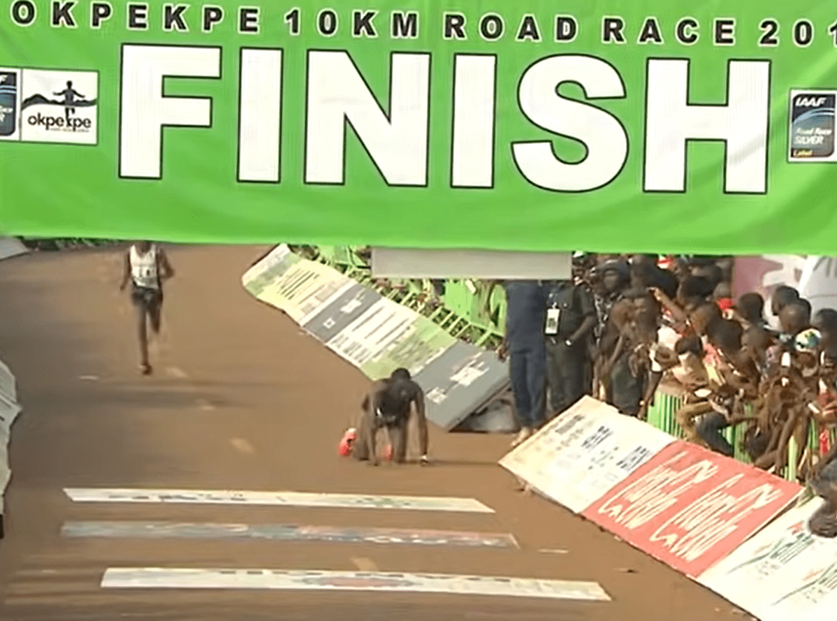 Kenyan athlete Kenneth Kipkemoi attempting to crawl to the finish line of the Okpekpe Road Race after he collapsed. │Source: youtube.com/okpekpe Road Race
