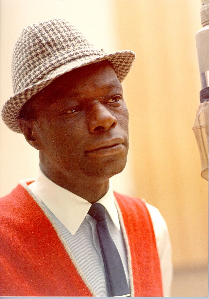 Singer Nat "King" Cole records during a session at Capitol Recording Studios, circa 1964. | Photo: Getty Images
