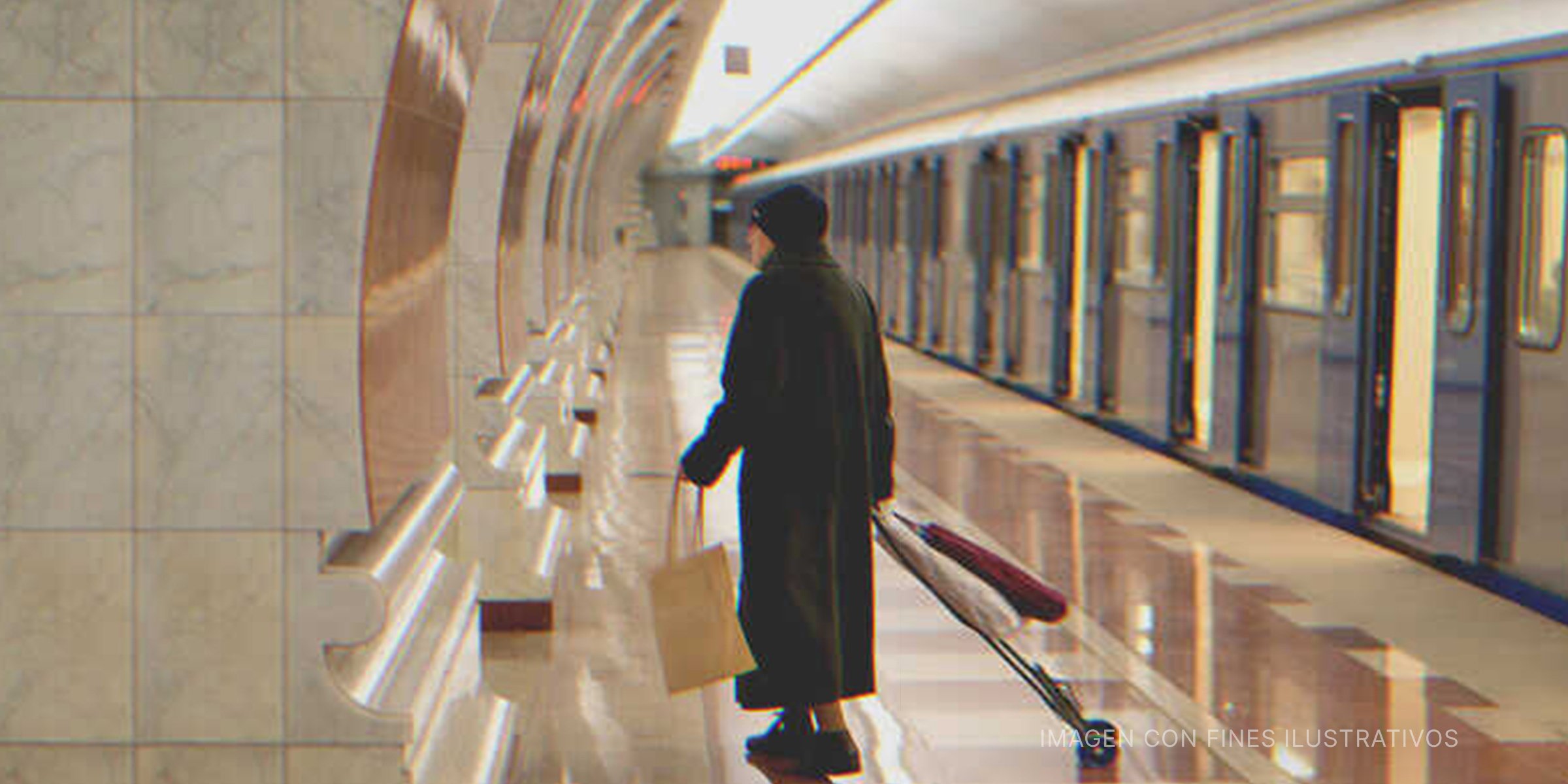 Anciana solitaria en el metro. | Foto: Shutterstock