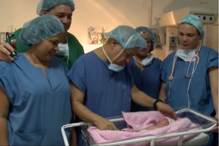 Doctores ven a la bebé después del procedimiento | Foto: YouTube/Los Informantes