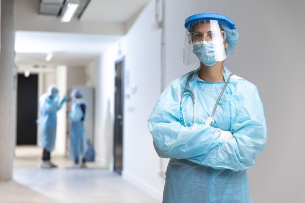 Personal médico en el pasillo de un hospital. │Foto: Freepik