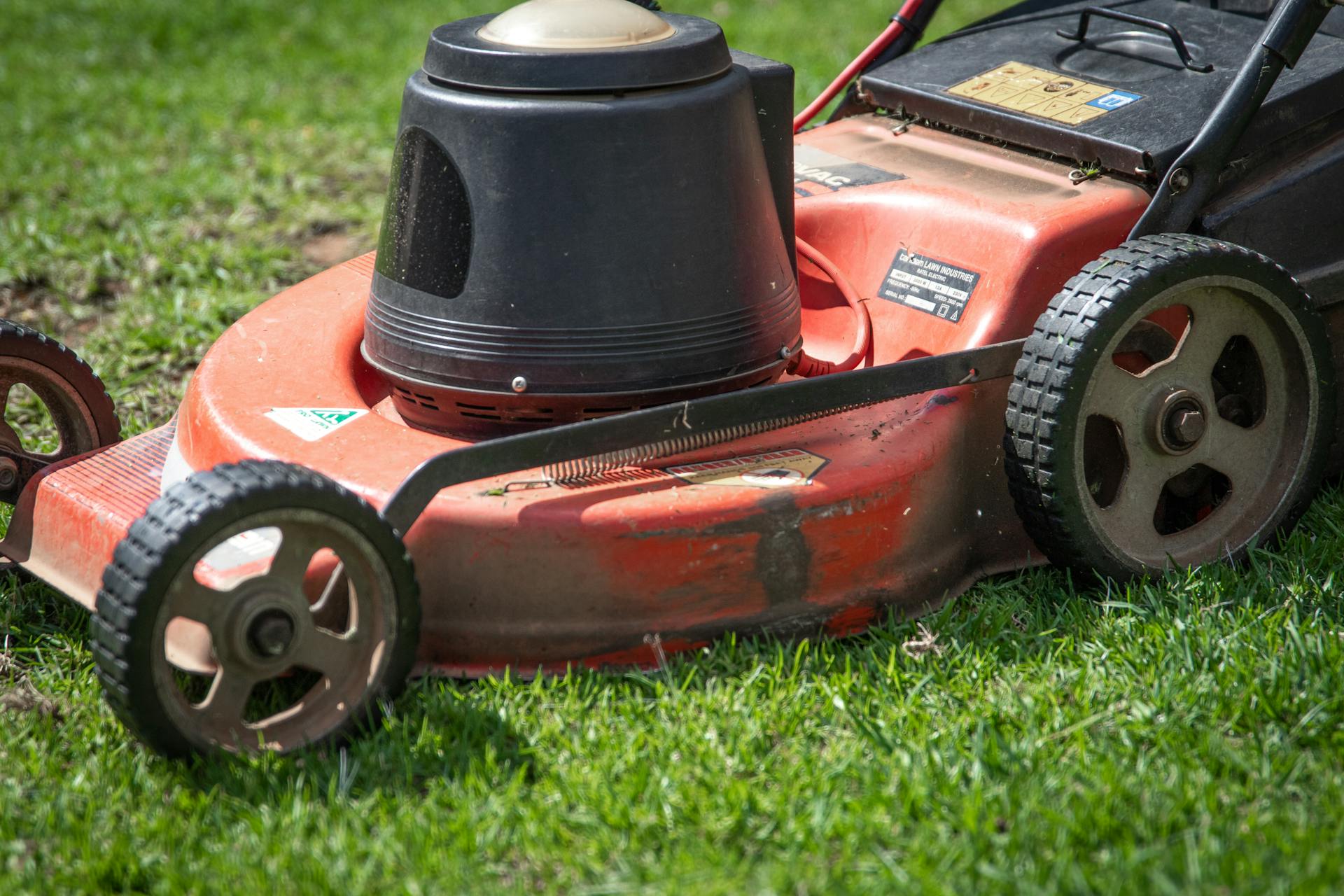 A red lawn mower | Source: Pexels