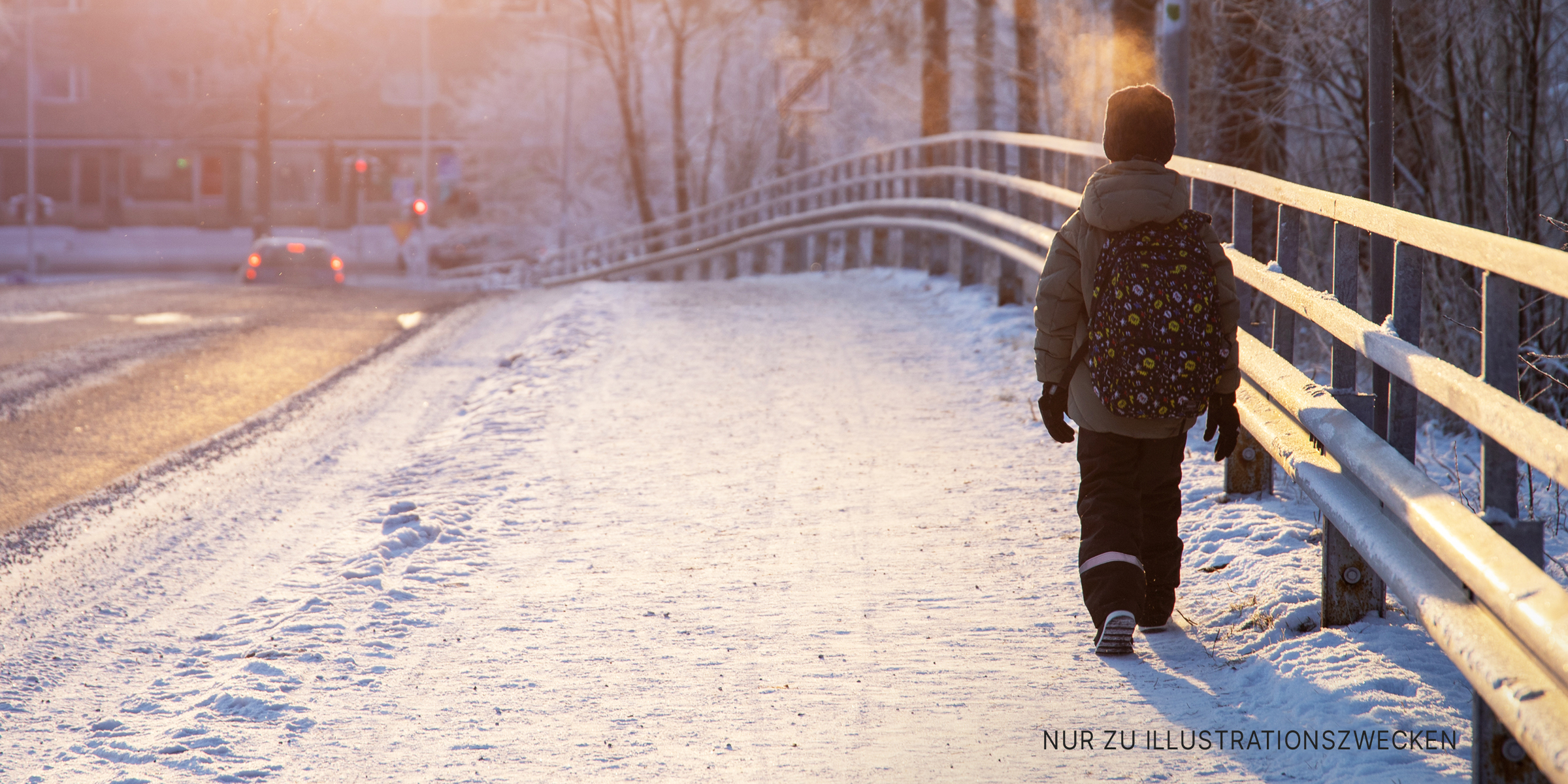 Kleiner Junge geht allein am verschneiten Straßenrand entlang | Quelle: Shutterstock