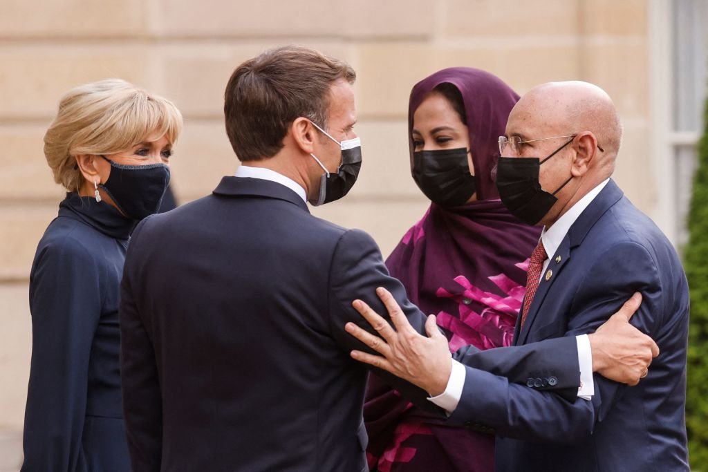 Le président français Emmanuel Macron (2e L) et son épouse Brigitte Macron (L) accueillent le président mauritanien Mohamed Ould El Ghazouani (R) et son épouse Marieme Mint Mohamed Vadhel Ould Dah à leur arrivée pour un dîner au palais présidentiel de l'Élysée à Paris, le 17 mai 2021. | Photo : Getty Images