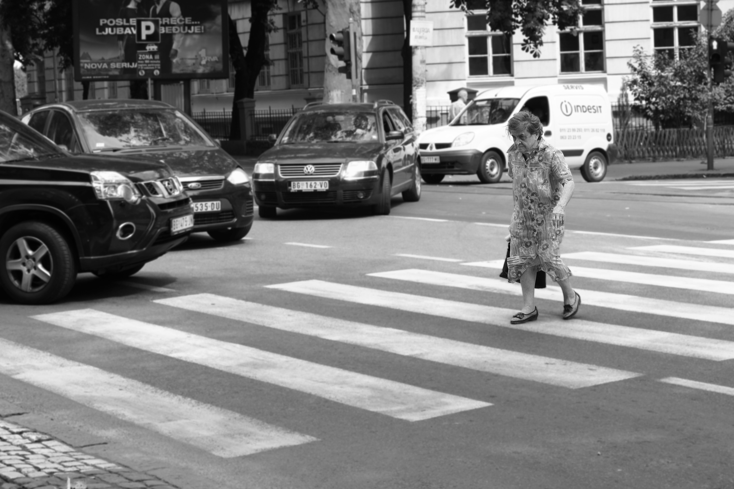 Old woman crossing a rod | Source: Shutterstock