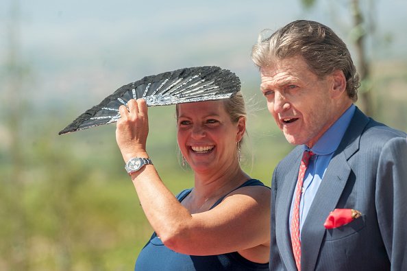 Ariane de Rothschild et le baron Benjamin de Rothschild assistent à l'inauguration du vignoble Macan le 16 juin 2017 à Alava, en Espagne. | Photo : Getty Images