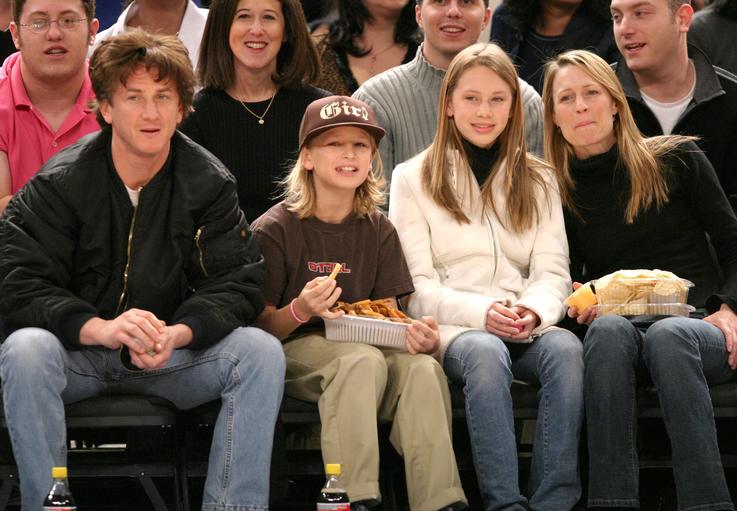Sean Penn, Hopper Jack Penn, Dylan Frances Penn and Robin Wright Penn at the Madison Square Garden on March 22, 2004 in New York City, New York ┃Source: Getty Images