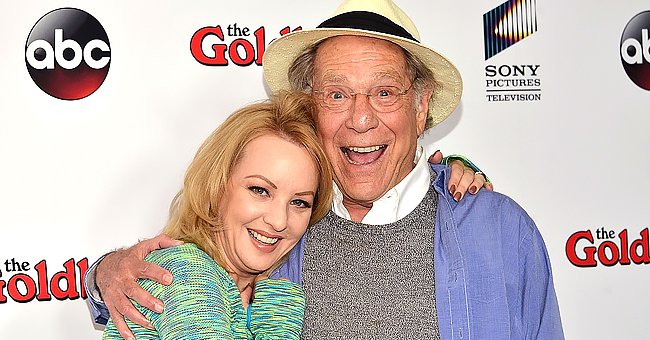 Wendi McLendon-Covey and George Segal at the "The Goldbergs" press event held at Moonlight Rollerway in Glendale, California | Photo: Araya Doheny/WireImage via Getty Images