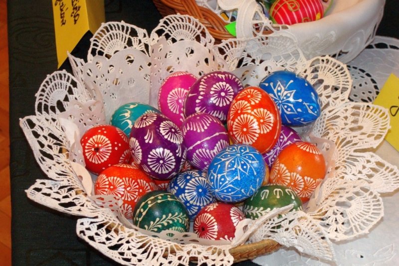 Huevos decorados con líneas y formas. | Imagen: Wikimedia Commons