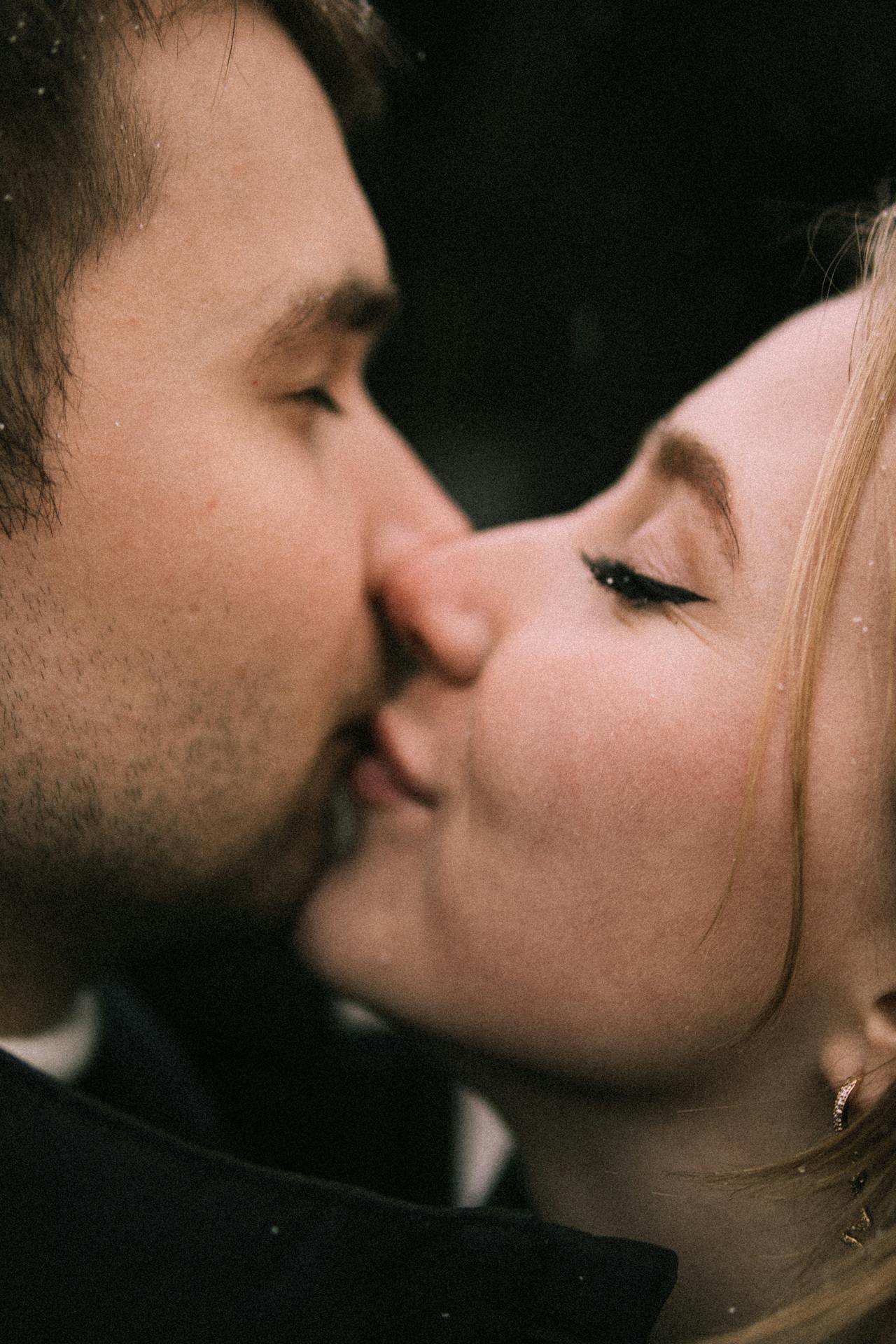A woman kissing a man on his cheek | Source: Pexels