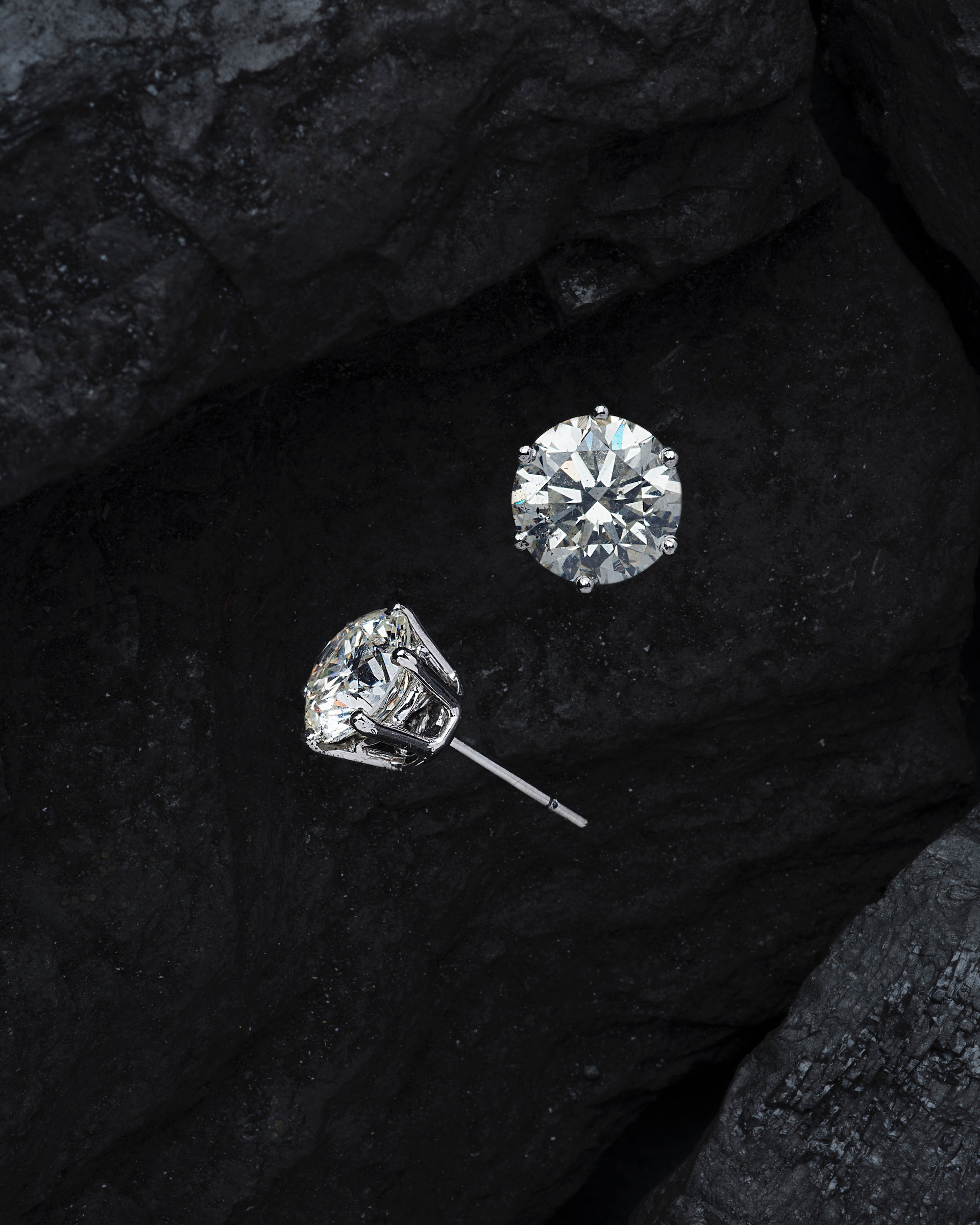 Close-up of diamond stud earrings | Source: Pexels