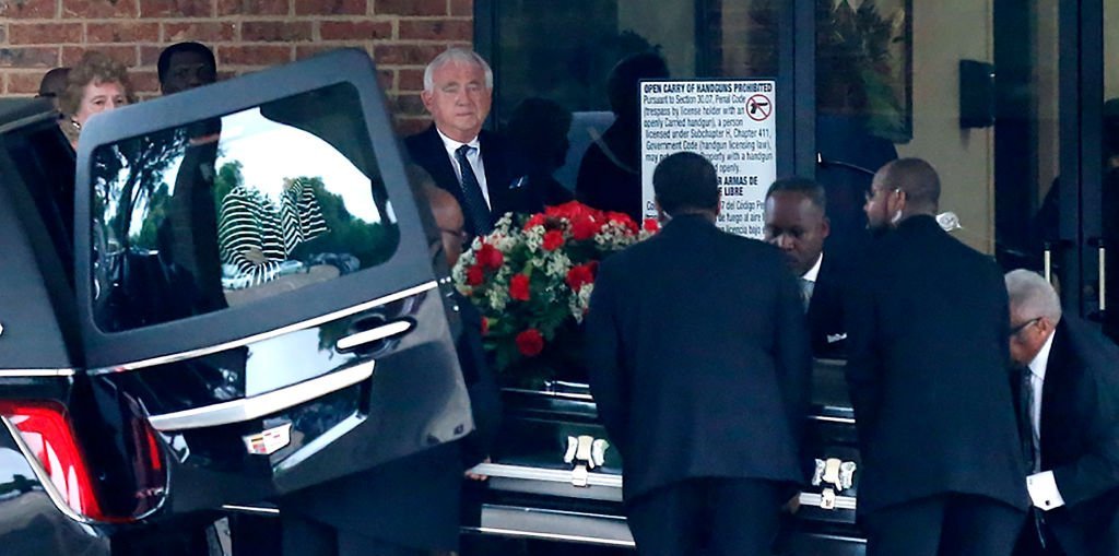 The casket arrives for the funeral service to commemorate Botham Shem Jean, 26, at the Greenville Avenue Church of Christ in Richardson, Texas | Photo: Getty Images