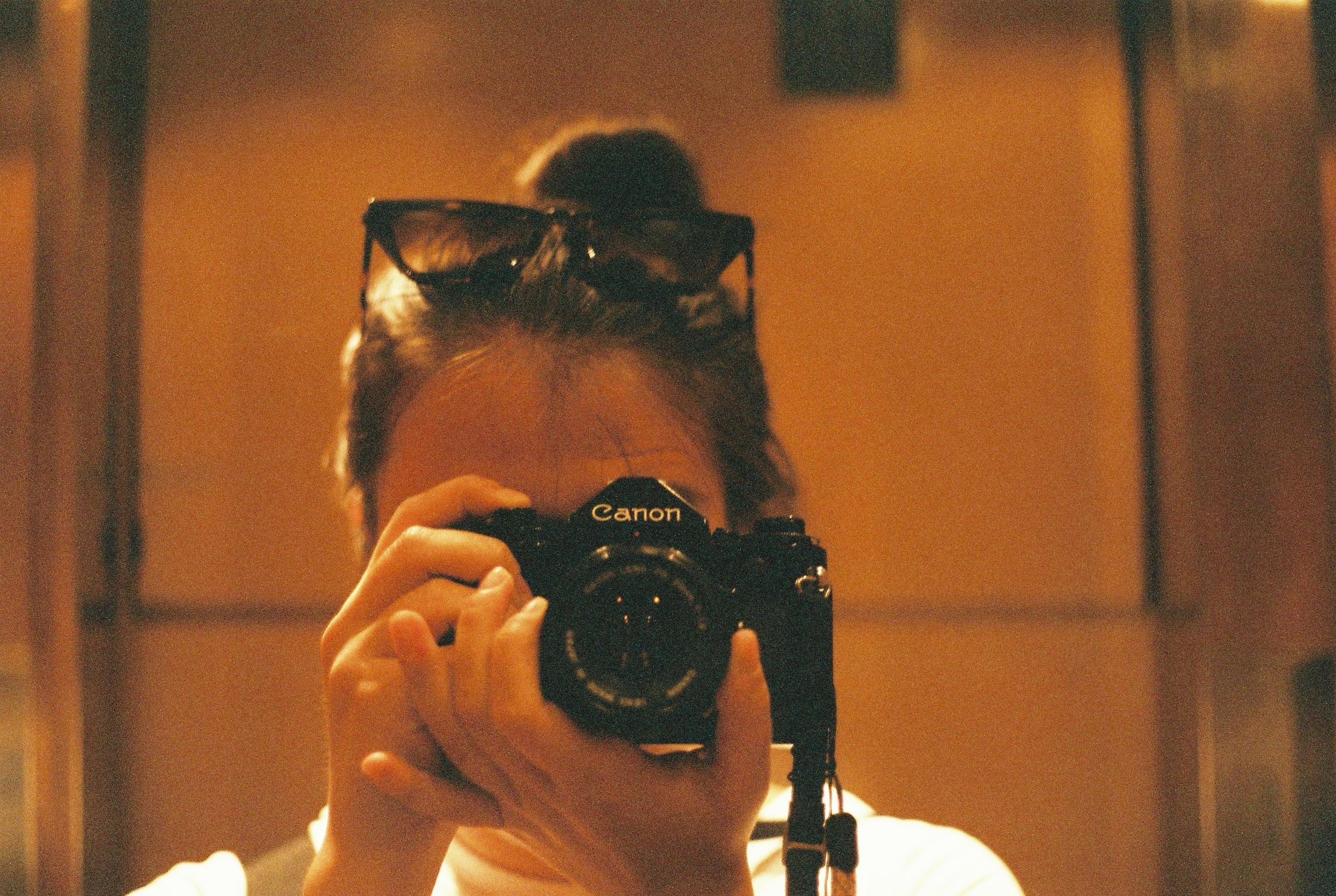A woman taking photgraphs | Source: Pexels