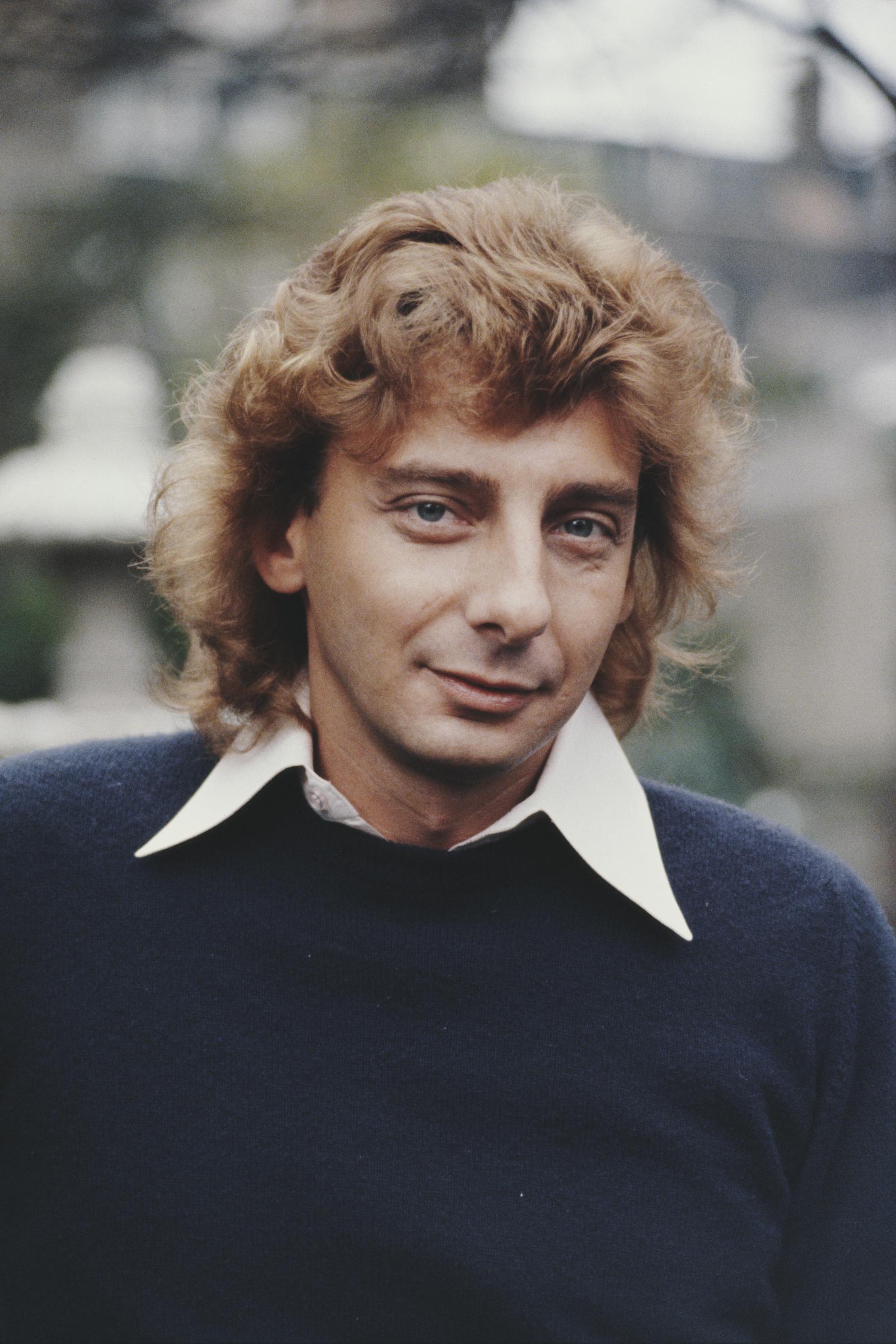 Manilow remained highly visible long after his biggest 1970s hits, moving into jazz, standards, musical theater, and a long Las Vegas residency. His continued public appearances gave fans decades of images to place side by side. | Source: Getty Images