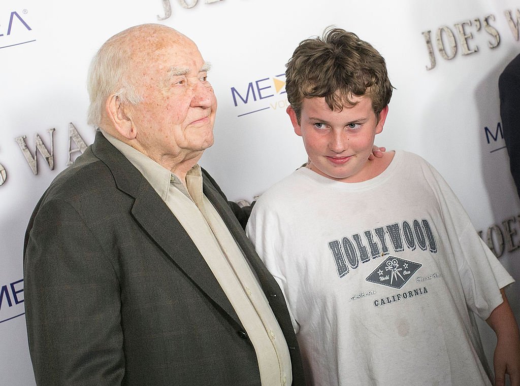 Ed Asner mit seinem Enkel, 2015 | Quelle: Getty Images