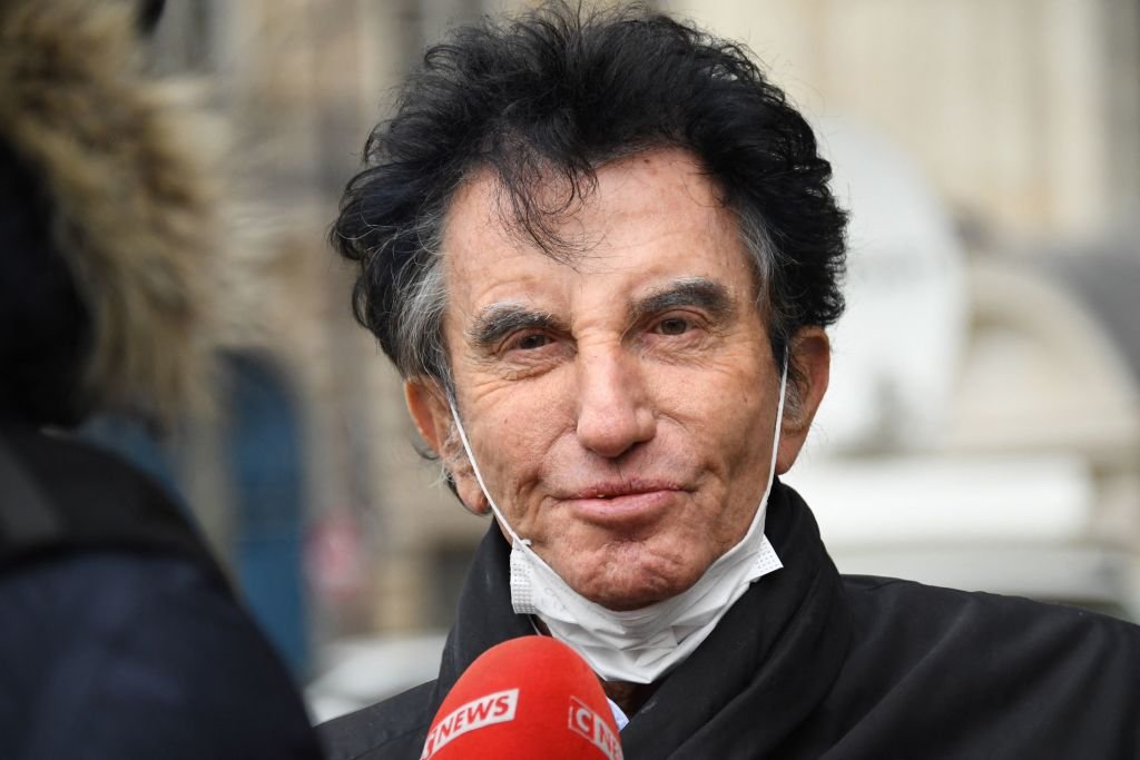ack Lang arrive pour assister à une messe du souvenir de l'acteur et réalisateur français Robert Hossein à l'église Saint-Sulpice de Paris, le 09 février 2021. | Photo : Getty Images