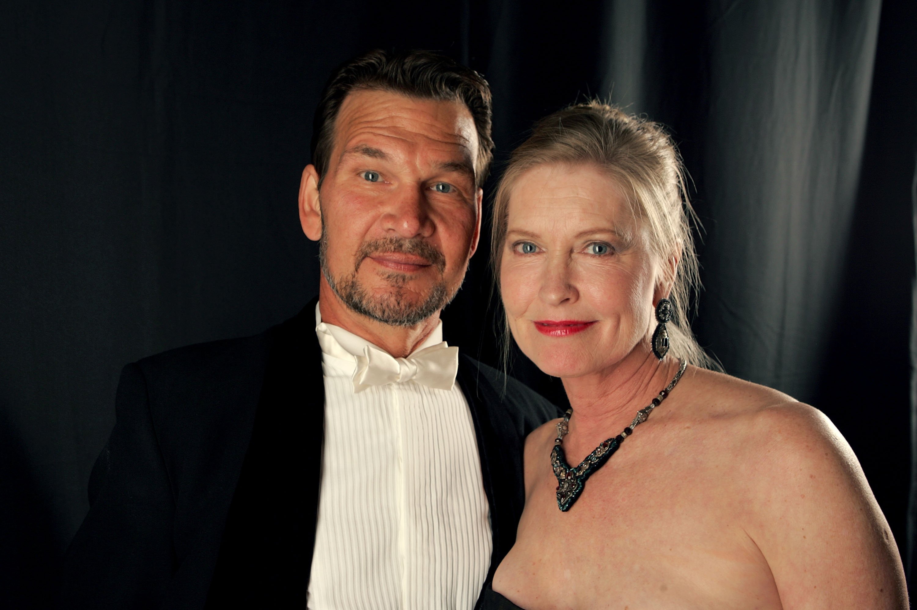  Patrick Swayze  and wife Lisa Niemi pose backstage during the 9th annual Costume Designers Guild Awards held at the Beverly Wilshire Hotel on February 17, 2007 | Photo: Getty Images