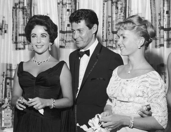 Eddie Fisher with his wife, American actor Debbie Reynolds and Elizabeth Taylor in Las Vegas.| Photo: Getty Images