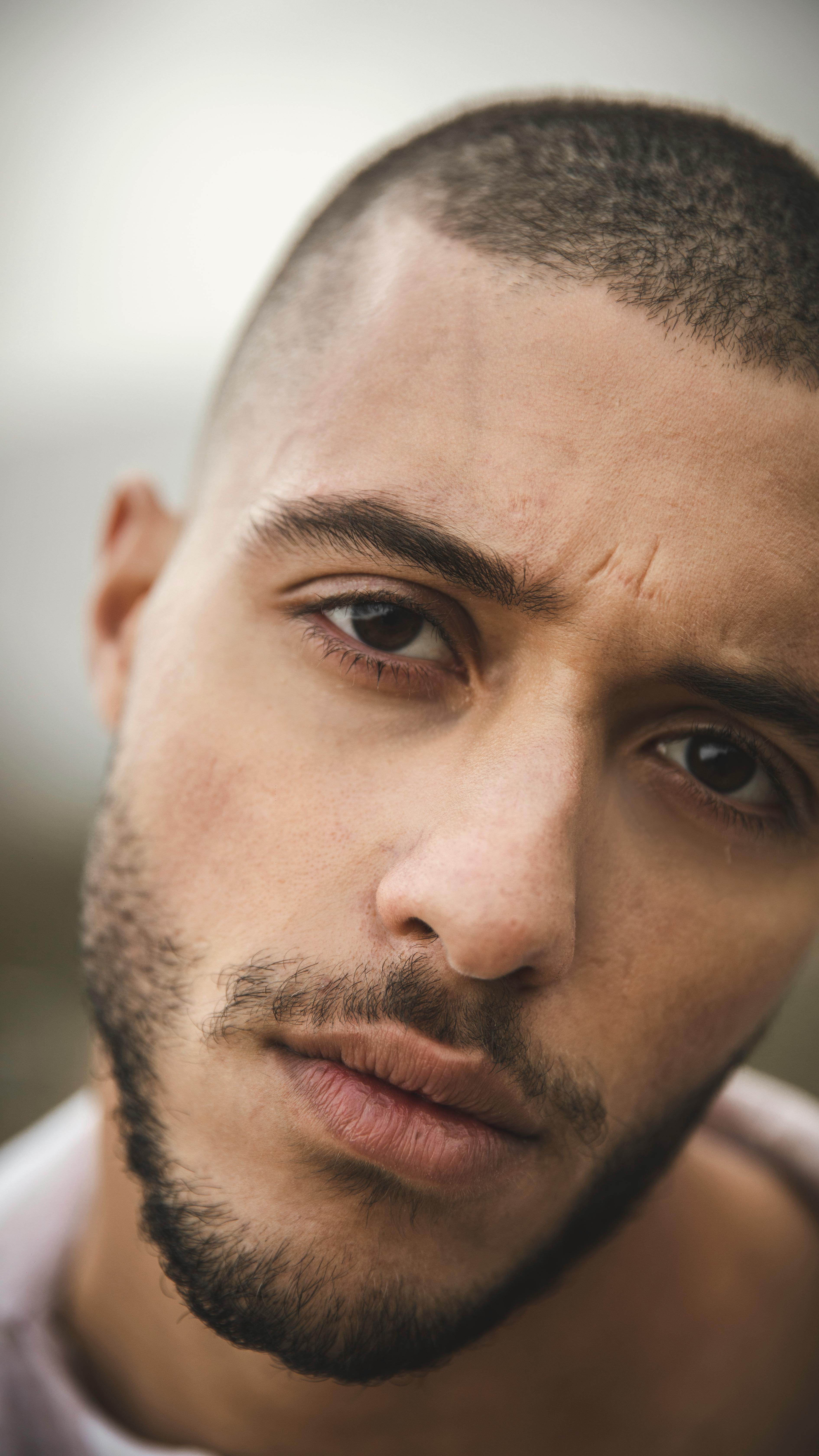 A close-up of a man's serious face | Source: Pexels