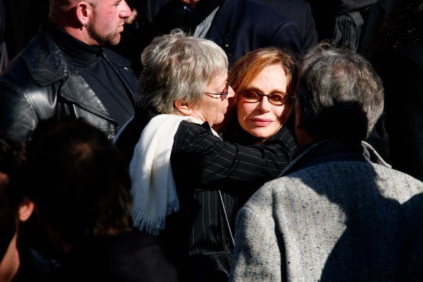 Elisabeth Depardieu embrasse un ami après le service funèbre de Guillaume Depardieu à l'église Notre-Dame le 17 octobre 2008 à Bougival, France. | Photo : Getty Images Elisabeth Depardieu embrasse un ami après le service funèbre de Guillaume Depardieu à l'église Notre-Dame le 17 octobre 2008 à Bougival, France. | Photo : Getty Images