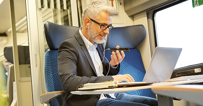 Ein Mann sitzt im Zug | Quelle: Shutterstock