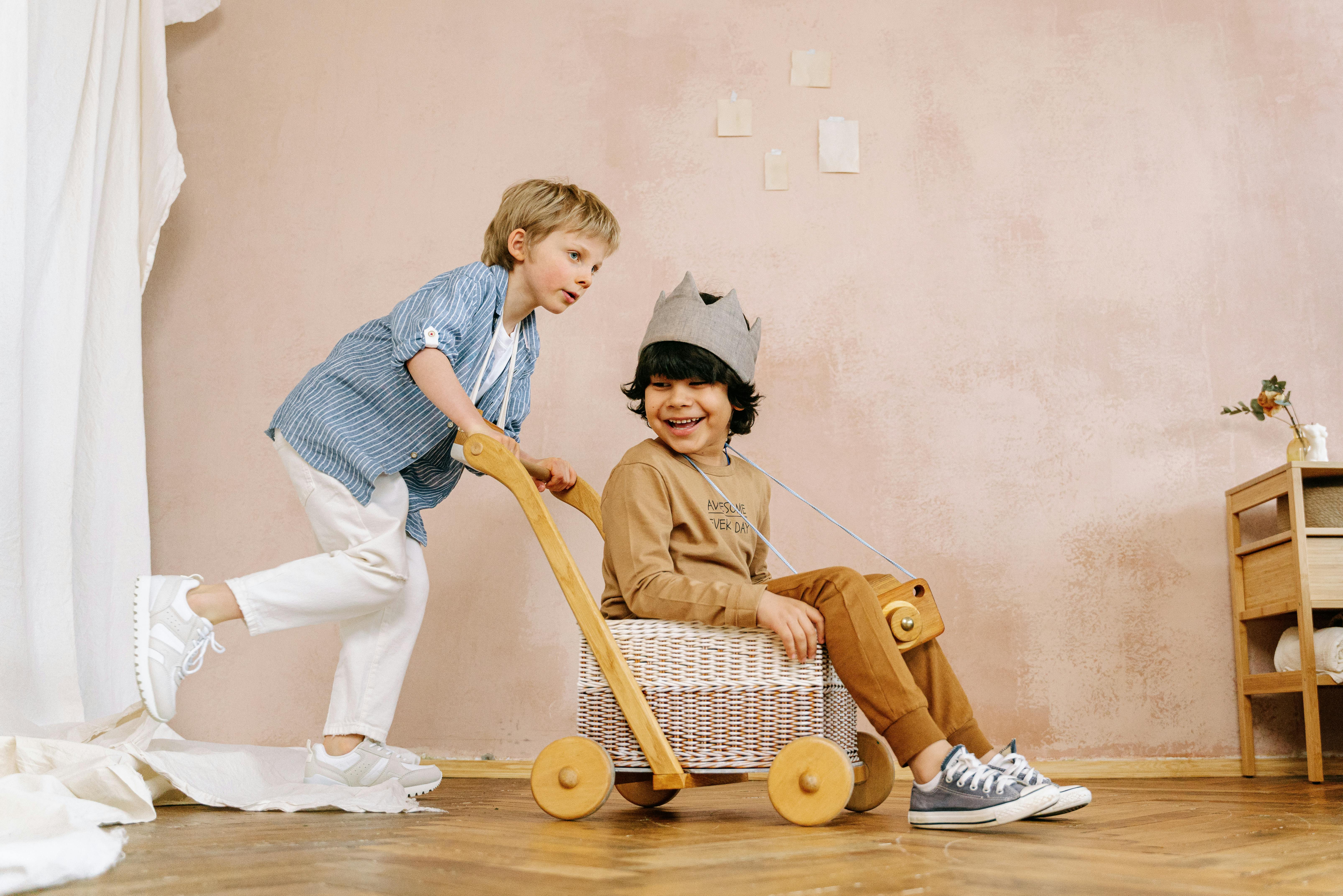 Little boys playing indoors | Source: Pexels