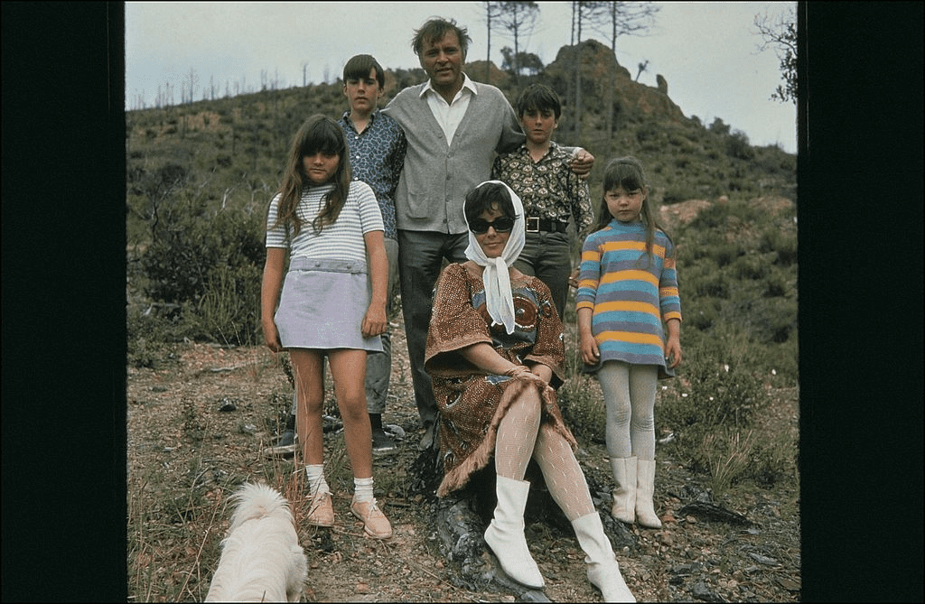 Elizabeth Taylor et Richard Burton, avec les enfants Michael Wilding, Chistopher Wilding, Elisabeth Todd et Maria Burton en 1967. | Photo : Getty Images