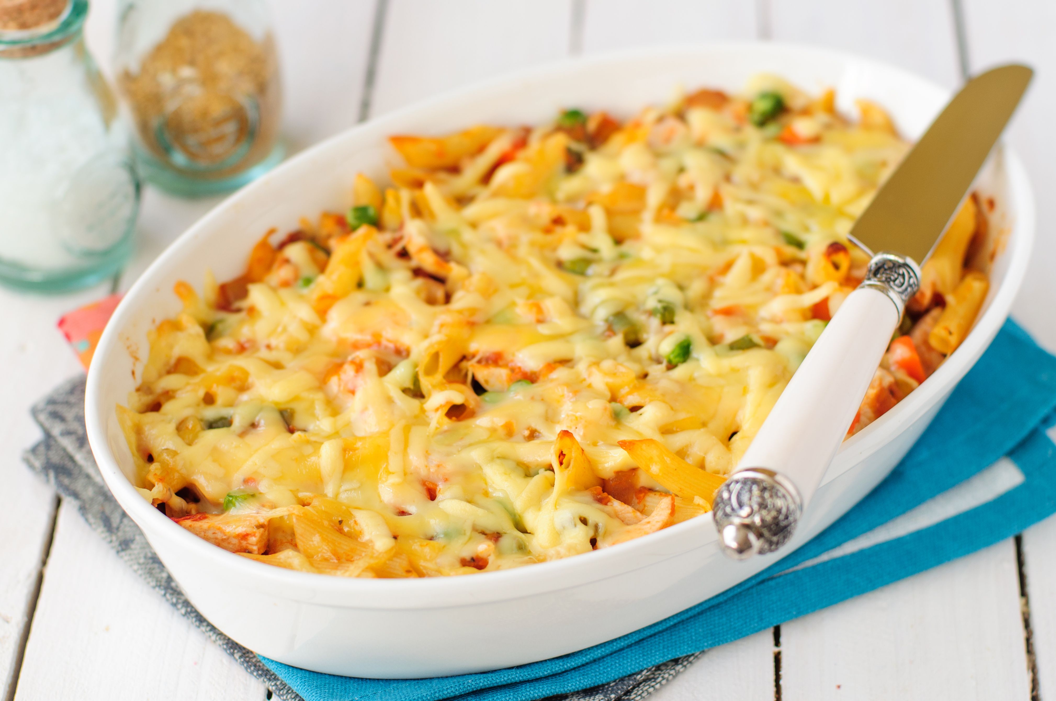 Macaroni, Pumpkin, Chicken and Cheese Pasta Bake served on a white plate. | Source: Shutterstock